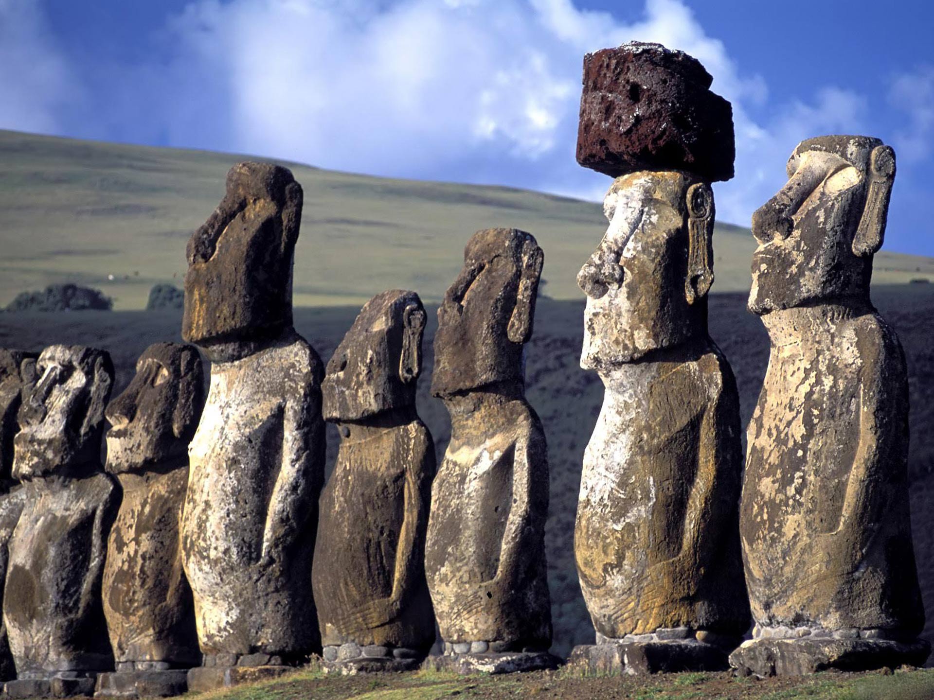 Каменные статуи острова пасхи страна. Остров Пасхи статуи Моаи. Каменные истуканы острова Пасхи. Моаи на острове Пасхи. Истуканы Рапа-Нуи остров Пасхи.